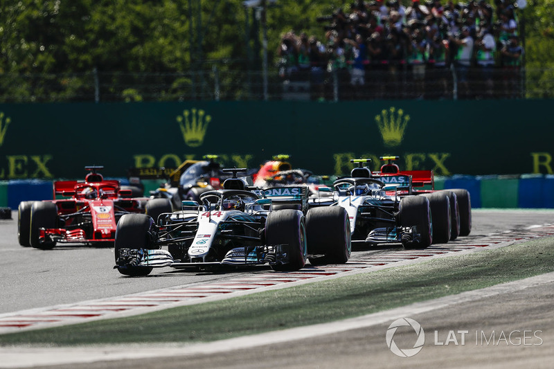 Lewis Hamilton, Mercedes AMG F1 W09 leads the pack in the first corner