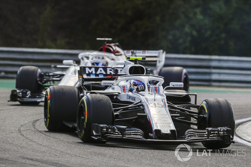 Sergey Sirotkin, Williams FW41, precede Marcus Ericsson, Sauber C37