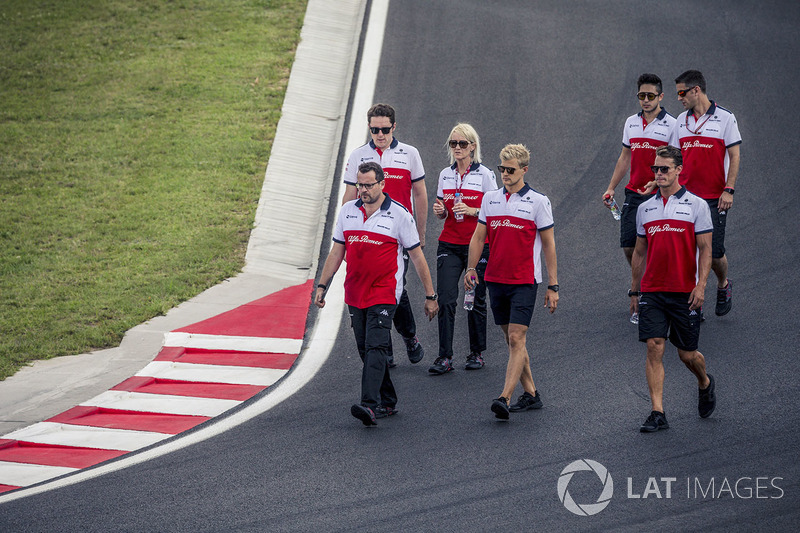 Marcus Ericsson, Sauber walks the track