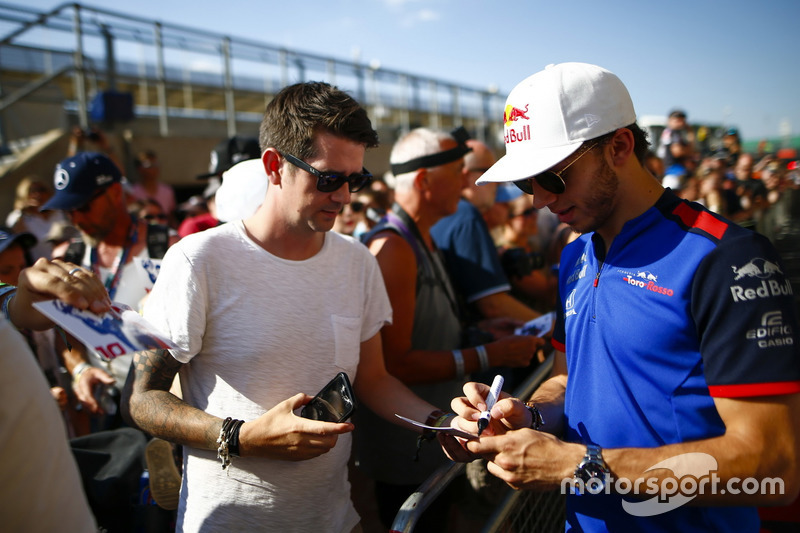 Pierre Gasly, Toro Rosso, firma autografi ai tifosi