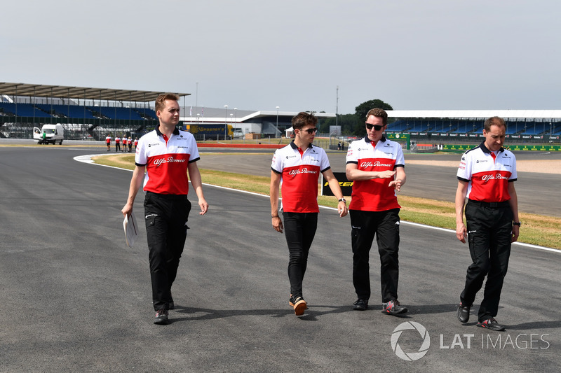 Charles Leclerc, Sauber parcourt la piste à pied