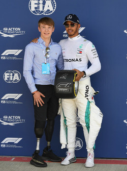 Lewis Hamilton, Mercedes-AMG F1 krijgt de Pirelli Pole Position Award van Billy Monger