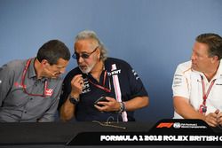 Guenther Steiner Director del equipo, Haas F1 Team, Dr. Vijay Mallya, Force India, propietario del equipo de Fórmula Uno y Zak Brown, CEO de McLaren Racing en la conferencia de prensa