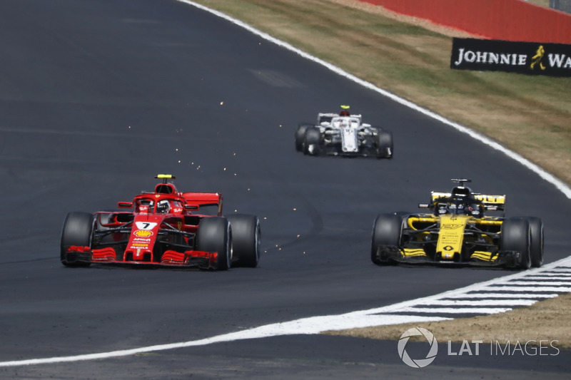 Кими Райкконен, Ferrari SF71H, и Карлос Сайнс, Renault Sport F1 Team RS18
