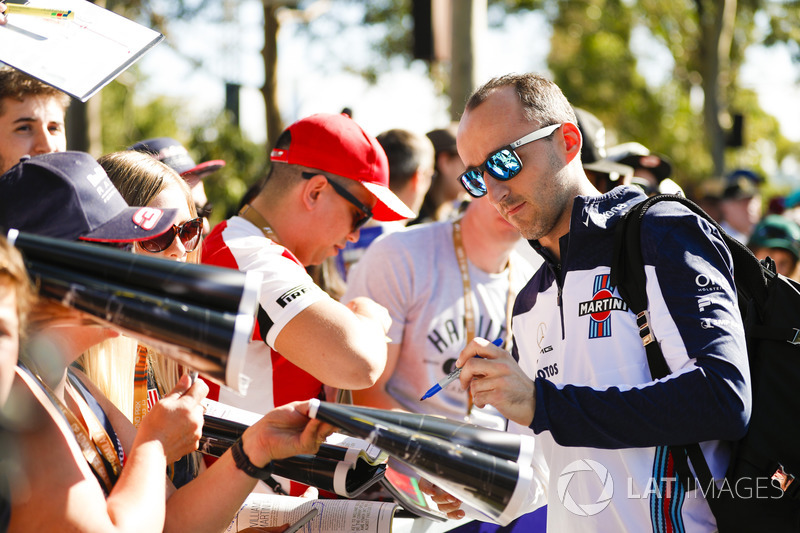 Robert Kubica, Williams Martini Racing, imza dağıtıyor