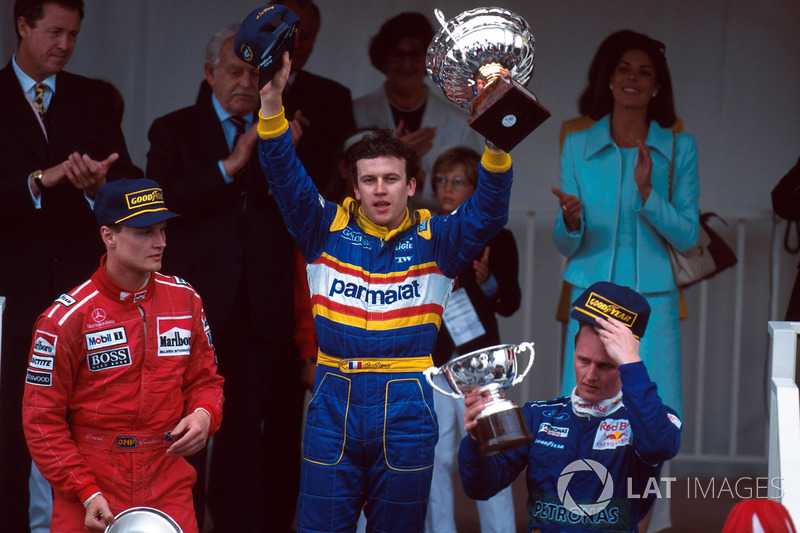 David Coulthard tweede, winnaar Olivier Panis en Johnny Herbert derde