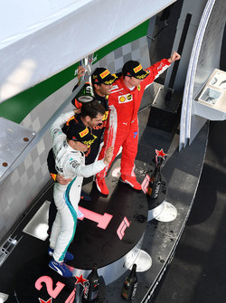 Podio: ganador de la carrera Daniel Ricciardo, Red Bull segundo lugar Valtteri Bottas, Mercedes-AMG F1, y tercer lugar Kimi Raikkonen, Ferrari