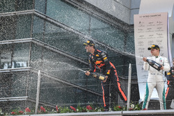 Ganador, Daniel Ricciardo, Red Bull Racing, segundo, Valtteri Bottas, Mercedes AMG F1