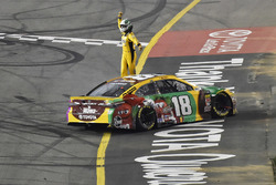 Race winner Kyle Busch, Joe Gibbs Racing