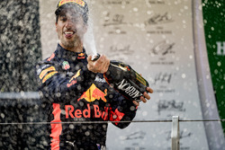 Il vincitore della gara Daniel Ricciardo, Red Bull Racing