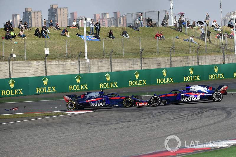 Pierre Gasly, Scuderia Toro Rosso STR13 y Brendon Hartley, Scuderia Toro Rosso STR13 choque