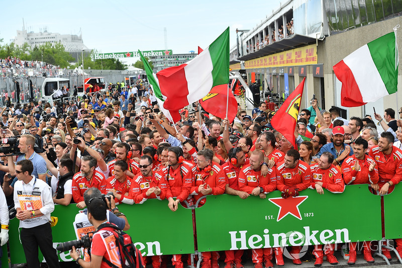 Le vainqueur Sebastian Vettel, Ferrari fête sa victoire dans le Parc Fermé
