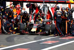 Daniel Ricciardo, Red Bull Racing RB14, au stand