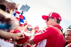 Kimi Raikkonen, Ferrari firma autógrafos para los fanáticos