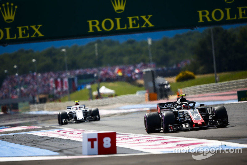 Кевин Магнуссен, Haas F1 Team VF-18, и Сергей Сироткин, Williams FW41