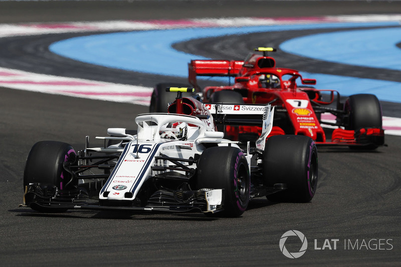 Charles Leclerc, Sauber C37, devant Kimi Raikkonen, Ferrari SF71H