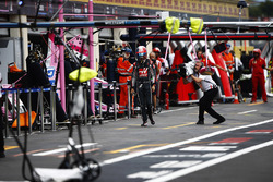 Romain Grosjean, Haas F1 Team, revient au stand après son crash