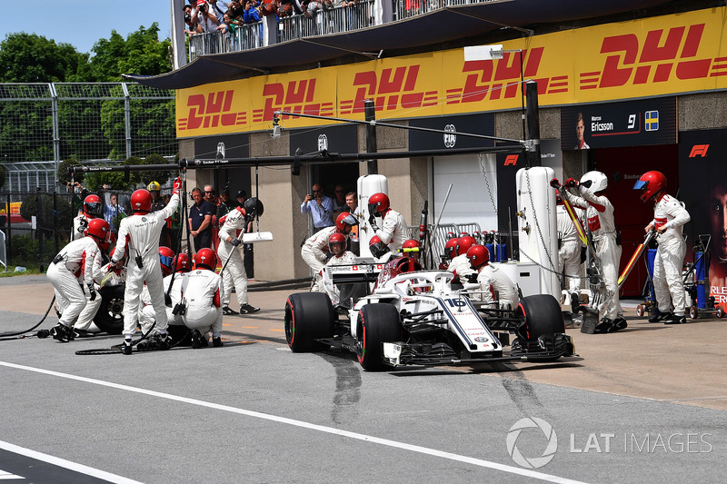 Charles Leclerc, Sauber C37 au stand