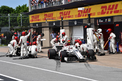Charles Leclerc, Sauber C37 au stand