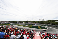Sebastian Vettel, Ferrari SF71H, voor Valtteri Bottas, Mercedes AMG F1 W09, Max Verstappen, Red Bull Racing RB14, Lewis Hamilton, Mercedes AMG F1 W09, en Daniel Ricciardo, Red Bull Racing RB14