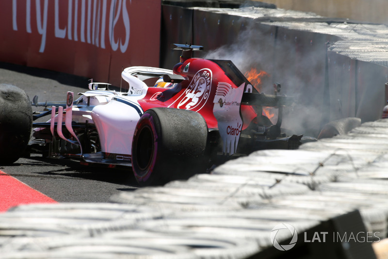 Marcus Ericsson, Sauber C37 est sorti de sa piste avant que sa voiture ne prenne feu