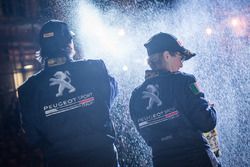 La vincitrice Anna Andreussi, Peugeot Sport Italia, festeggia  con lo champage