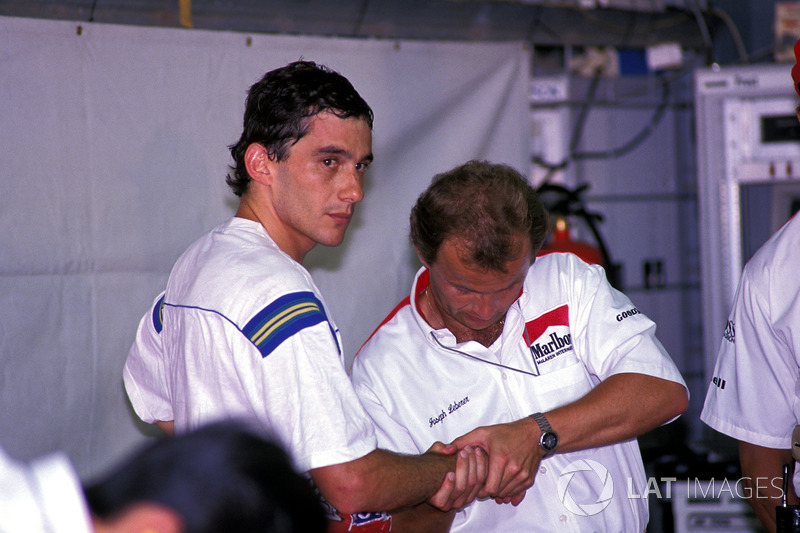 Ayrton Senna, McLaren recibe un masaje de manos de Josef Leberer, McLaren Fisioterapeuta