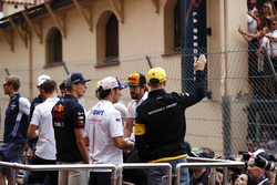 Nico Hulkenberg, Renault Sport F1 Team, saluda a los fanáticos en el desfile de pilotos, Sergio Pérez, Force India, Max Verstappen, Red Bull Racing, Carlos Sainz Jr., Renault Sport F1 Team, Fernando Alonso, McLaren, Lance Stroll, Williams Racing y Stoffel Vandoorne, McLaren, Esteban Ocon, Force India y Lance Stroll, Williams Racing también son visibles