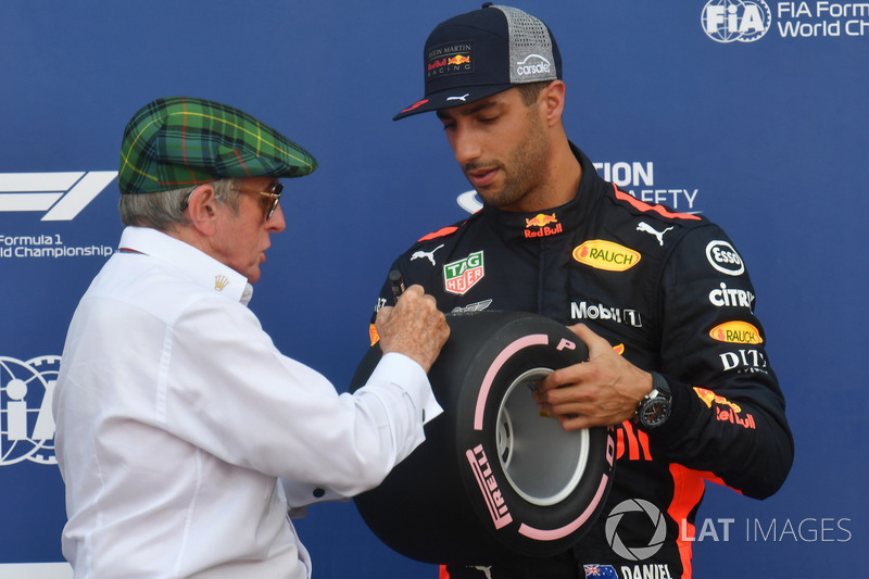 Ganador de la pole Daniel Ricciardo, Red Bull Racing recibe el premio Pirelli Pole Position de Jackie Stewart