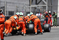 Эвакуация с трассы разбитого автомобиля RB14 Макса Ферстаппена, Red Bull Racing