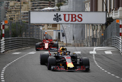 Даниэль Риккардо, Red Bull Racing RB14, и Себастьян Феттель, Ferrari SF71H