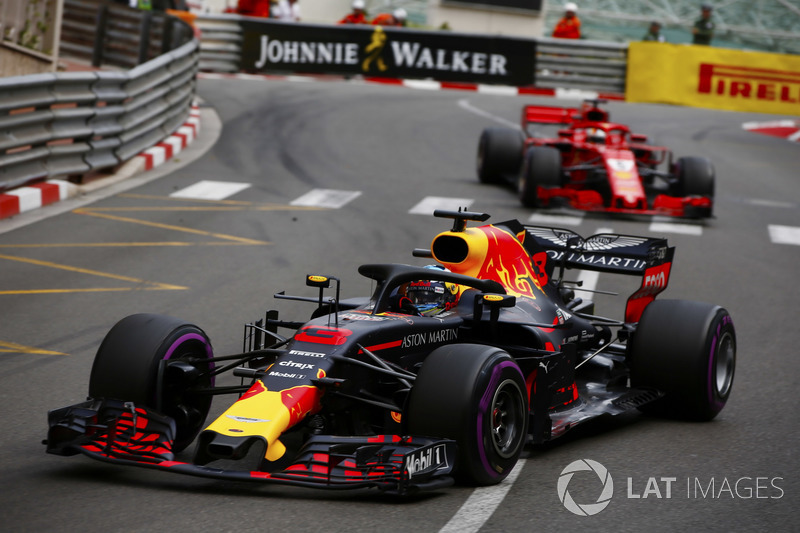 Daniel Ricciardo, Red Bull Racing RB14, lidera a Sebastian Vettel, Ferrari SF71H