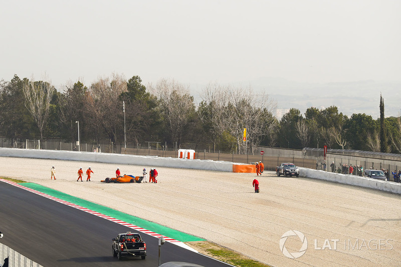 Fernando Alonso, McLaren MCL33, in the gravel