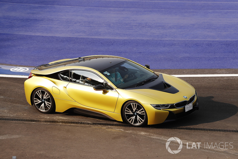 Carmen Jorda mengendarai BMW i8