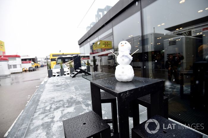 Hombre de nieve de Mercedes AMG F1
