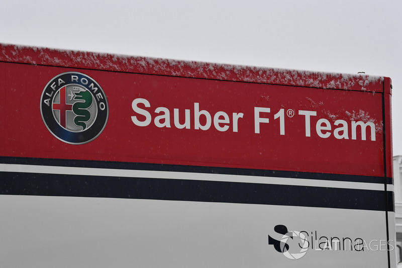 Los camiones de Alfa Romeo Sauber F1 Team con nieve