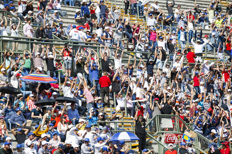Fans en la tribuna
