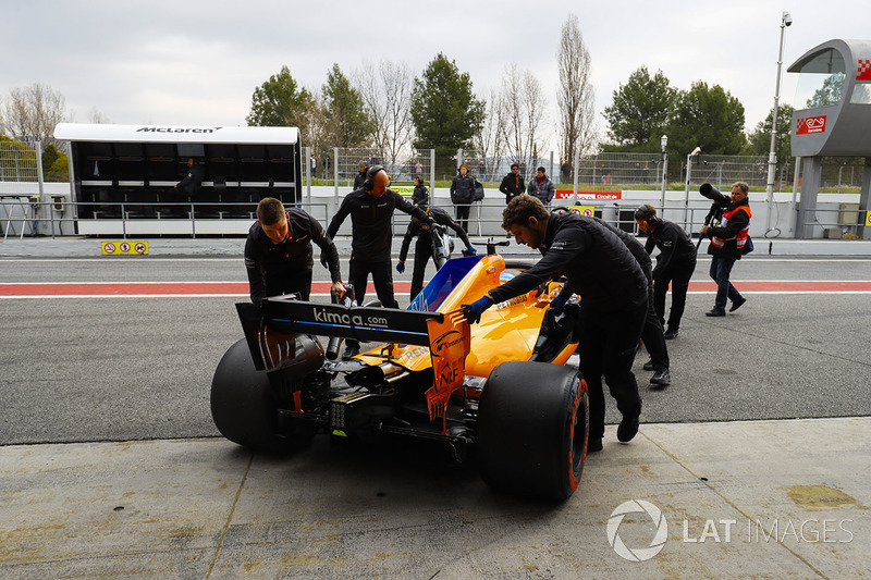 Fernando Alonso, McLaren MCL33, es llevado de vuelta a su garaje de boxes
