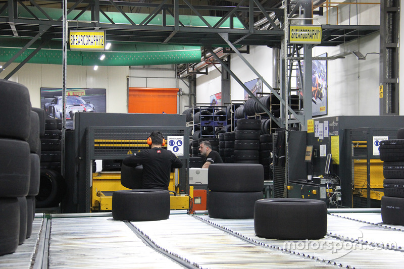 Pirelli Motorsport Fabrikası kalite kontrol alanı