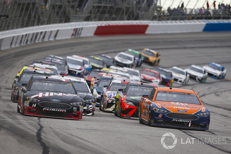 Brad Keselowski, Team Penske, Autotrader Ford Fusion and Clint Bowyer, Stewart-Haas Racing, Haas Automation Ford Fusion lead the field