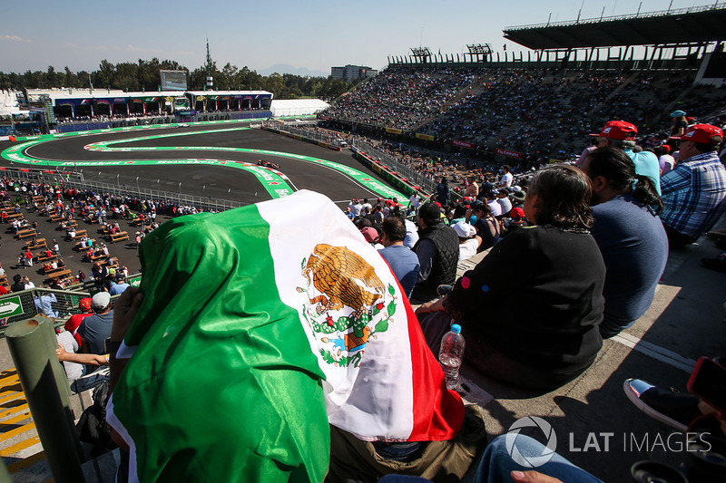 Fans en las tribunas ven a Fernando Alonso, McLaren MCL32