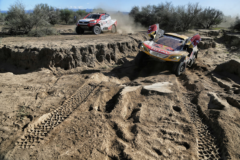 #300 Peugeot Sport Peugeot 3008 DKR: Stéphane Peterhansel, Jean-Paul Cottret, #304 Toyota Gazoo Raci