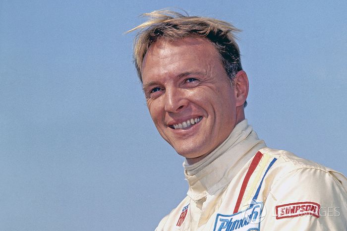 Dan Gurney y su nomex Simpson con el logo de All American Racers