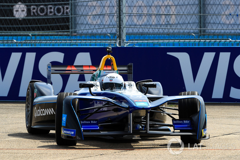Il calciatore tedesco Lothar Matthäus, alla guida di una Formula E