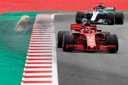 Antonio Giovinazzi, Ferrari SF71H, devant Valtteri Bottas, Mercedes AMG F1 W09