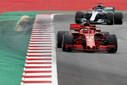 Антонио Джовинацци, Ferrari SF71H, и Валттери Боттас, Mercedes AMG F1 W09