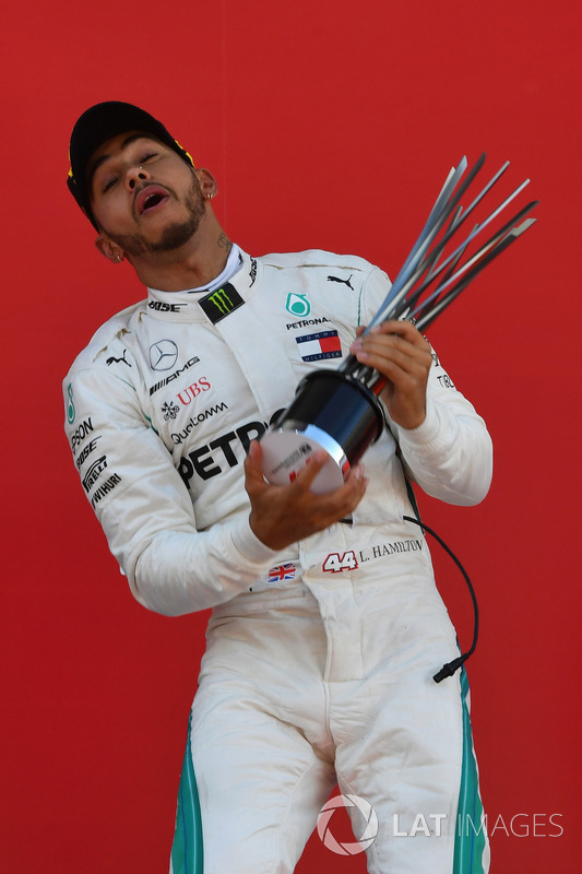 Hamilton tarolt a Mercedesszel Barcelonában - F1 2018
