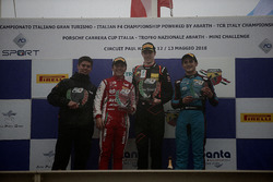 Podio Gara 2: il secondo classificato Enzo Fittipaldi, Prema Theodore Racing, il vincitore Frederik Vesti, Van Amersfoort Racing BV, il terzo classificato Giorgio Carrara, Jenzer Motorsport
