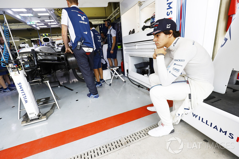 Lance Stroll, Williams FW40, attend que sa voiture soit préparée dans le garage