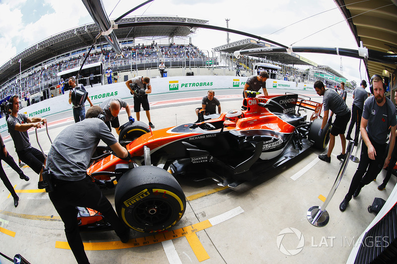 Stoffel Vandoorne, McLaren MCL32, in the pit lane